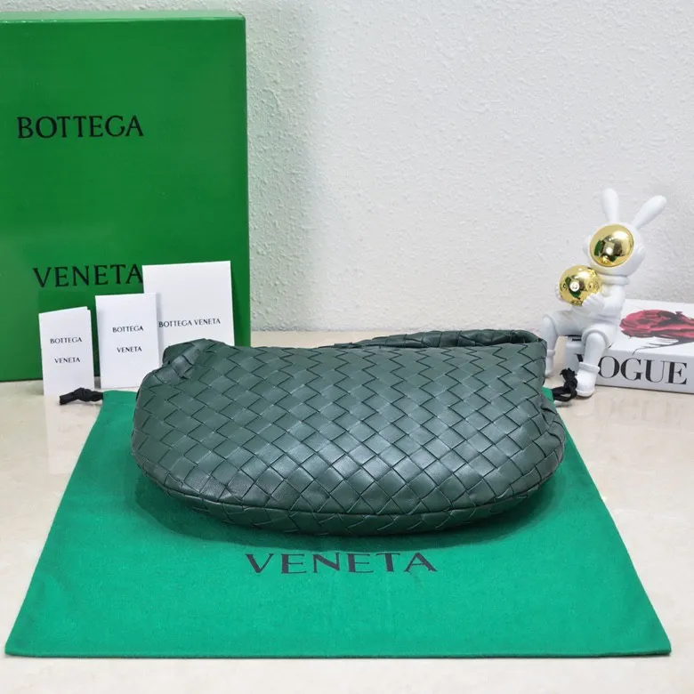 Batch 1460 BV Bottega Veneta 2022 Early Spring New Ladies Medium JODIE Handbag BV Bag 🔥The new method is to round the corners on the original basis and knot the round hobo bag with classic woven leather. The most iconic triangular pull-out design, using sheepskin draped soft shape, is super suitable for concave shapes~ Jodie feels really gentle to people, and is definitely the best item for daily matching. It has the same weave, new elements and twists, and is versatile. It is the new favorite of street style Internet celebrities! Size: 36*21*13 Model: 6697